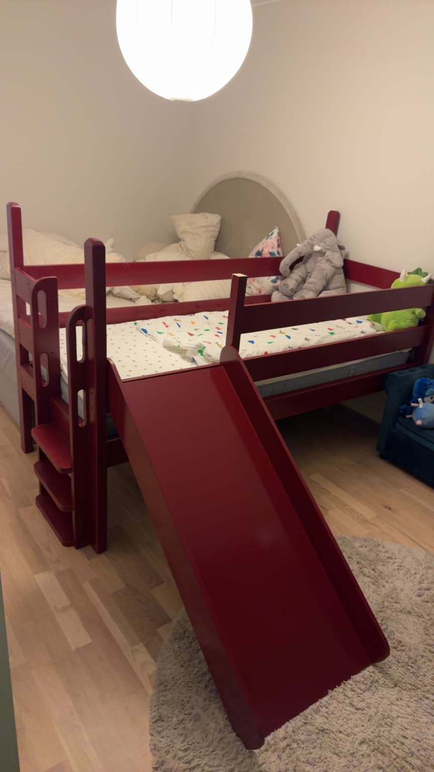 Omslagsbild för Bygg din egen barnsäng med rutschkana – från råvirke till färdigt äventyr
