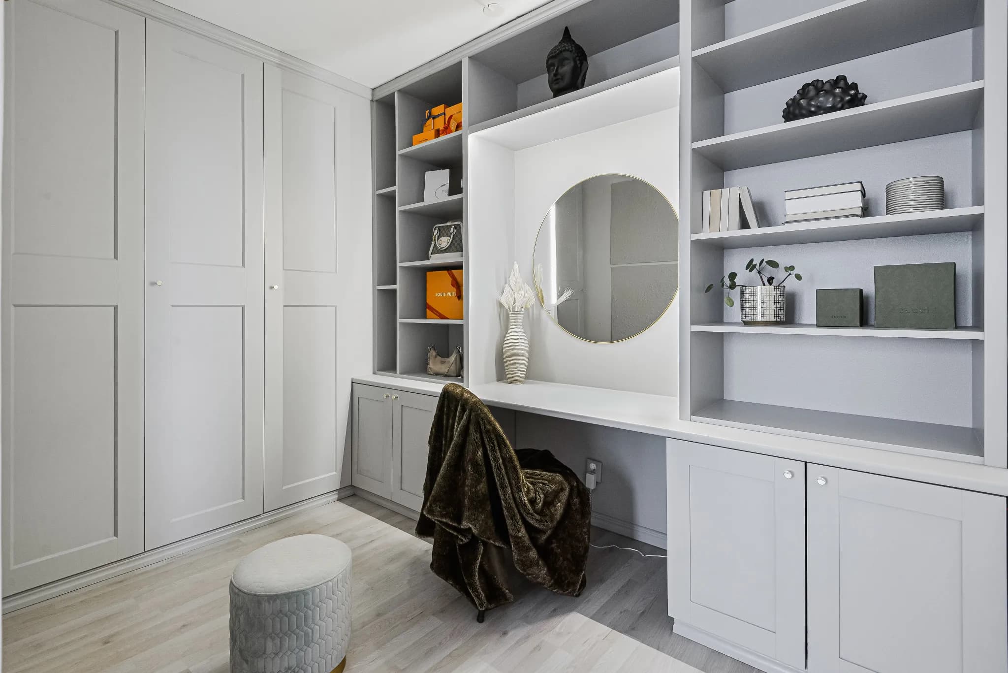 Omslagsbild för Platsbyggd garderob och bokhylla – smart förvaring med stil i Sundsvall